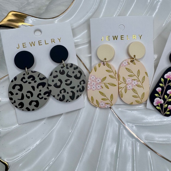 Set of Four Stylish Fashion Earrings, floral prints & leopard print - Picture 2 of 4